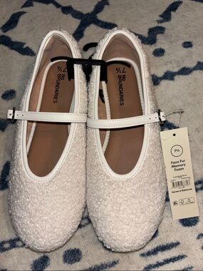 No Boundaries Women’s White Faux Fur Memory Foam Mary Jane Flats Size 7.5! NWT